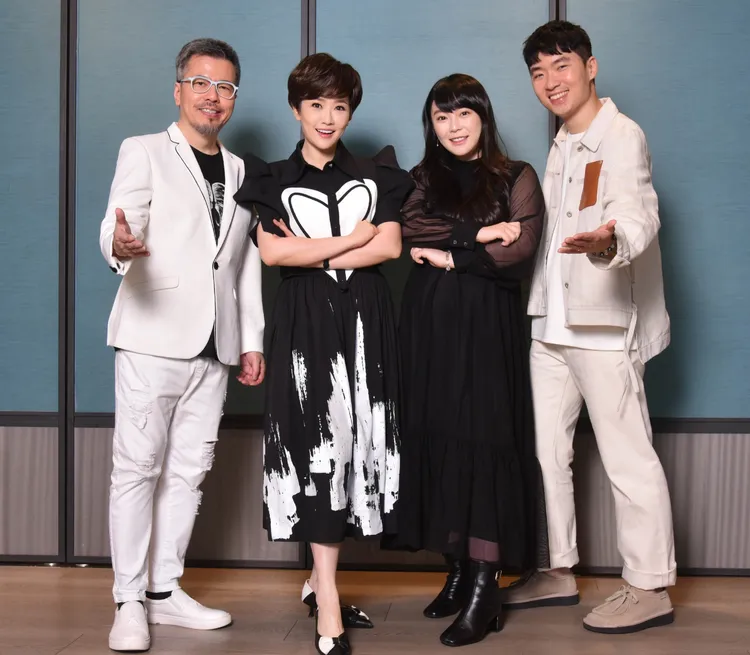 黃國倫（左起）、寇乃馨與溫倪詩創辦人夫妻鄭羽珈、邱子軒合作。寇乃馨提供