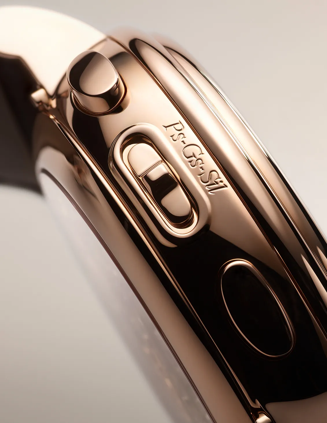 Blancpain Grande Double Sonnerie大雙自鳴腕錶，47mm，紅金錶殼，5N 金錶盤，短吻鱷魚皮（顏色可選）錶帶，15GSQ型自製機芯，走時動力96小時；報時動力（大自鳴模式）12小時，防水深度10米，年產量以兩只為限。品牌提供