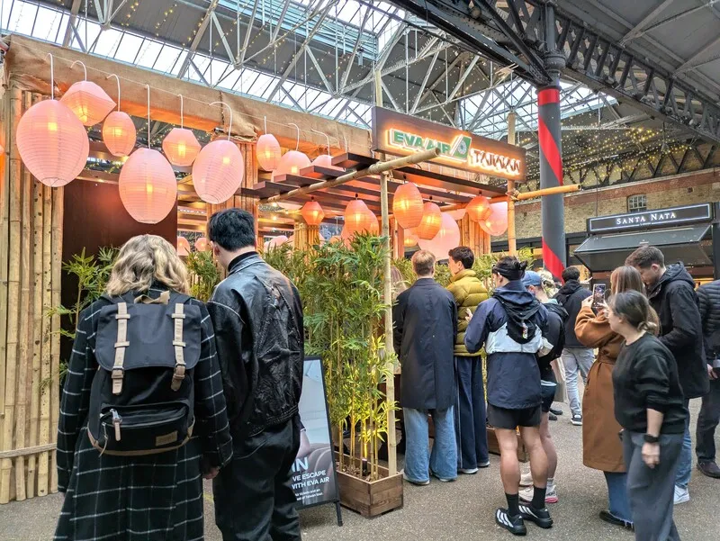 观光署驻伦敦办事处携手长荣航空英国分公司，15至16日在东伦敦老斯皮塔菲尔兹市集举办快闪宣传活动，吸引英国民众排队参加，展摊设计运用天灯元素在湿冷冬季更显温暖。 中央社