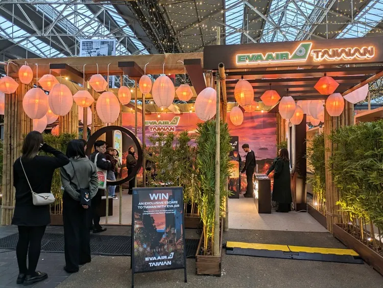 觀光署駐倫敦辦事處與長榮航空英國分公司合作，15至16日在東倫敦老斯皮塔菲爾茲市集，舉辦台灣觀光旅遊快閃宣傳活動，展攤設計運用天燈與竹林茶館意象。 中央社