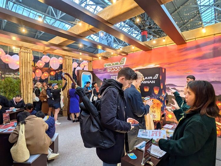 台灣天燈快閃倫敦市集 英國民眾一早排隊盼赴台旅遊