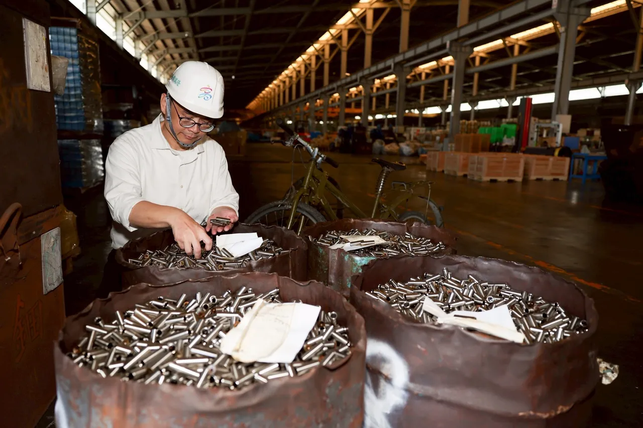 赖瑞隆指出，北高雄十三区串起扣件、金属、传统产业、半导体、航太与海洋科技等重要产业。翻摄画面
