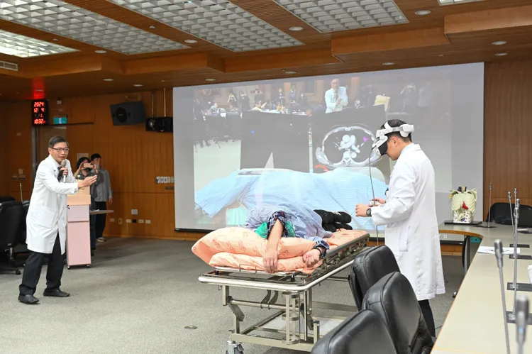 台大医院外科部陈晋兴教授示范元宇宙手术模拟辅助平台「OpVerse」。台大医院提供
