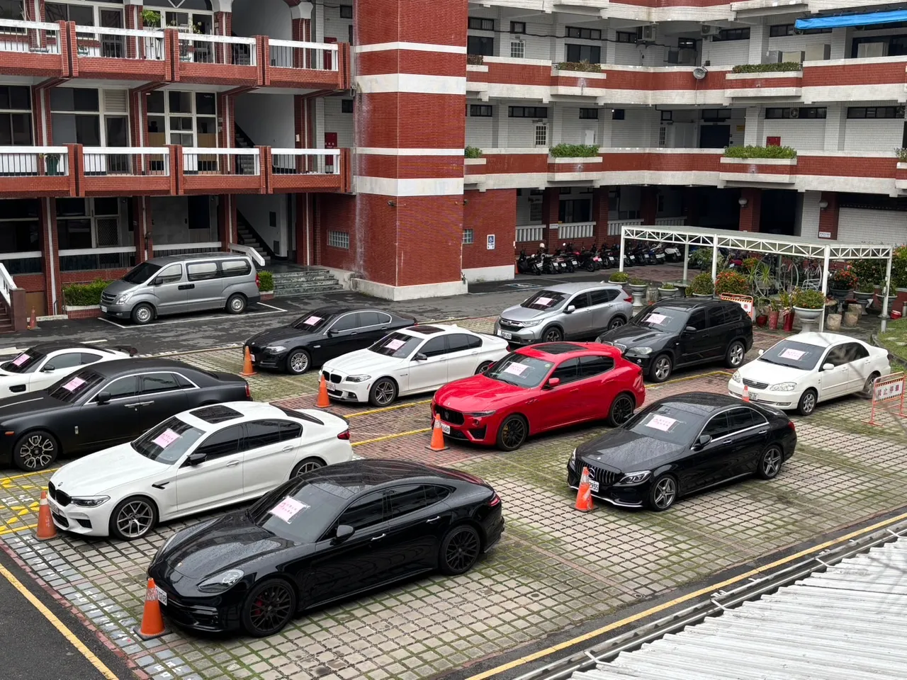 警方查扣25部車輛，有勞斯萊斯、瑪莎拉蒂、雙B豪車，詐團高層花錢如流水。警方提供