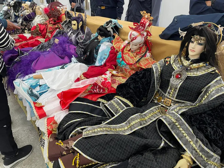 有雕刻師販售自己製作、沒有官方授權的布袋戲人偶給粉絲，獲利200多萬元。警方提供