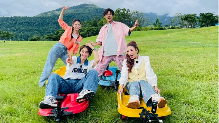 陈怡婷（左后）、阿翔、张文绮（左前）、杨绣惠体验台东鹿野的滑草车。民视提供