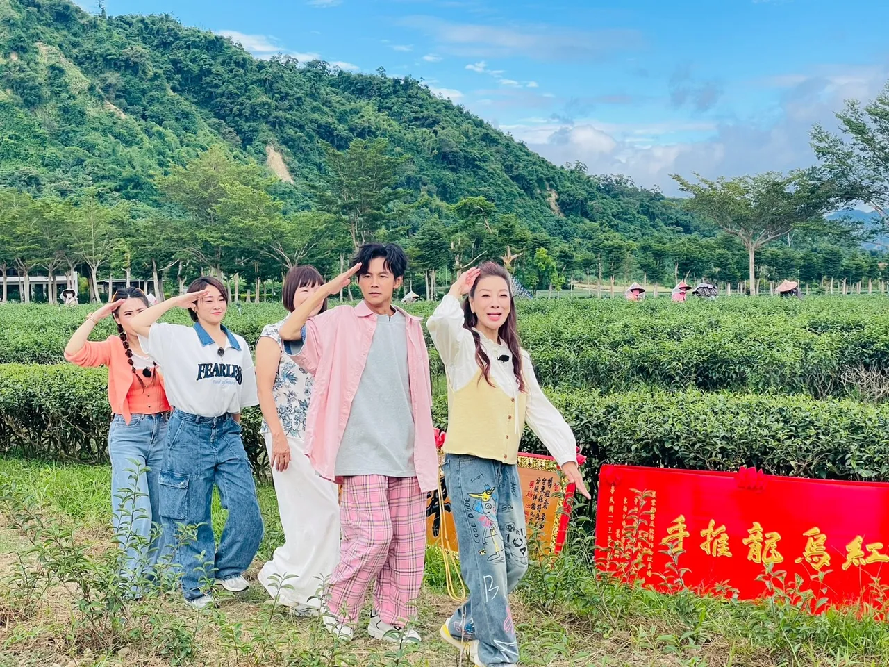 杨绣惠（右起）、阿翔、张文绮、陈怡婷赴鹿野的茶园采茶。民视提供