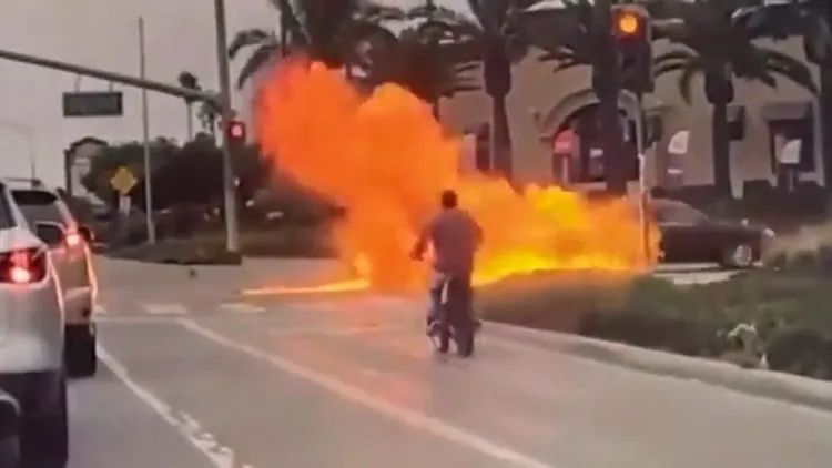 骑士撞车后爆出巨大火焰。翻摄自reddit