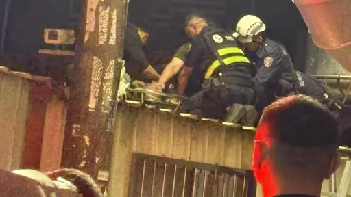 吃饭中途上厕所失联！竟在附近巷弄屋顶发现　男子说法超傻眼