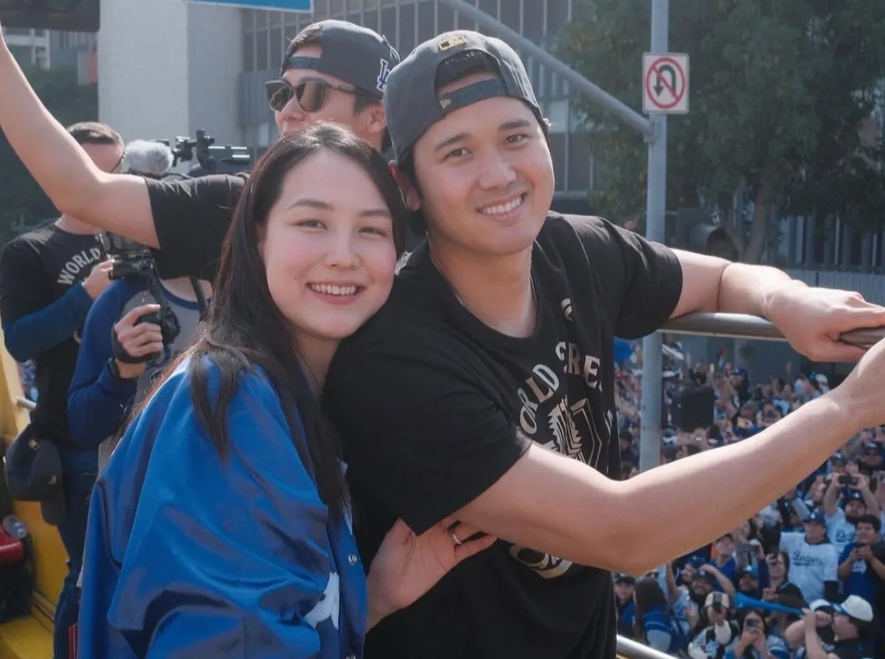 道奇封王游行　大谷翔平带妻子一起上巴士！「根本好莱坞巨星」