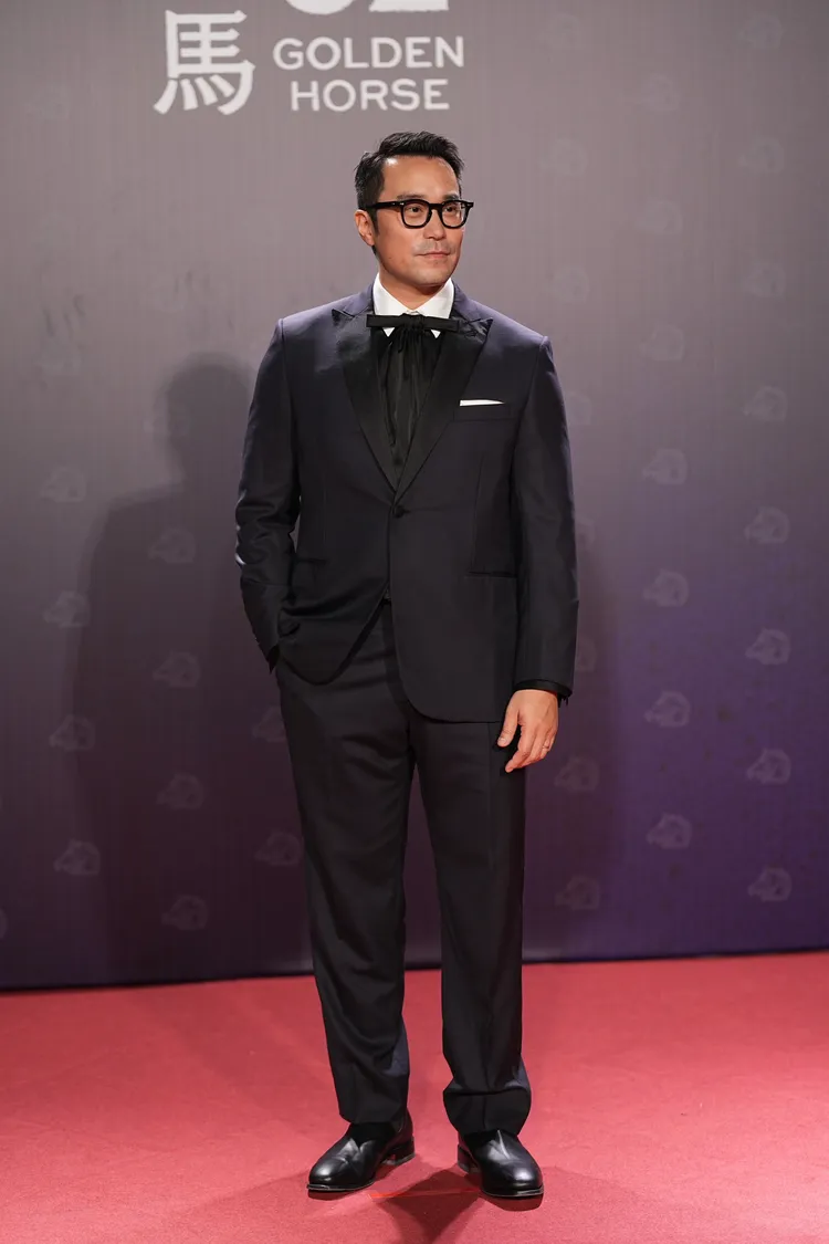 張孝全以蝴蝶結、黑框眼鏡穿出中年男性的性感書卷味。攝影中心攝