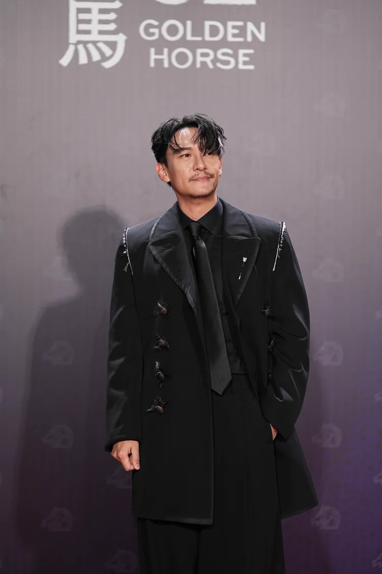 張震的造型從西裝肩線到寬褲搭配都穿出屬於他的風格。攝影中心攝