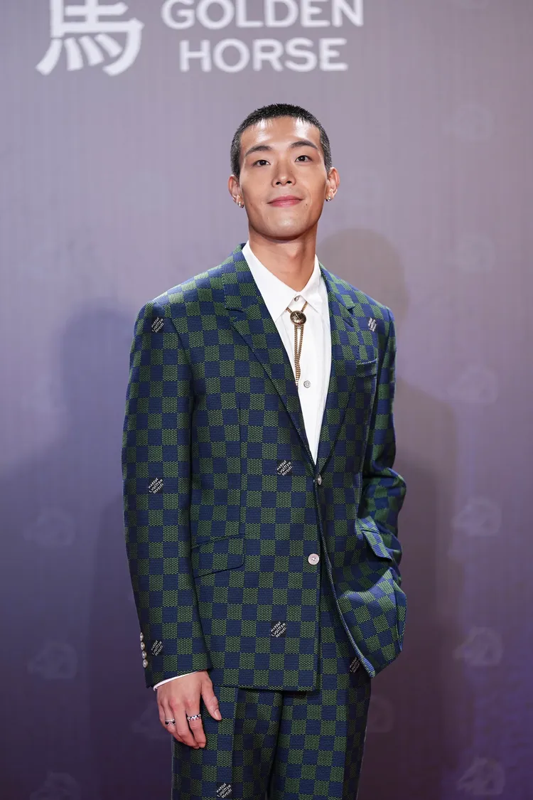 牧森穿著LV藍色與綠色Damier棋盤格西裝套裝，令人眼前一亮。攝影中心攝