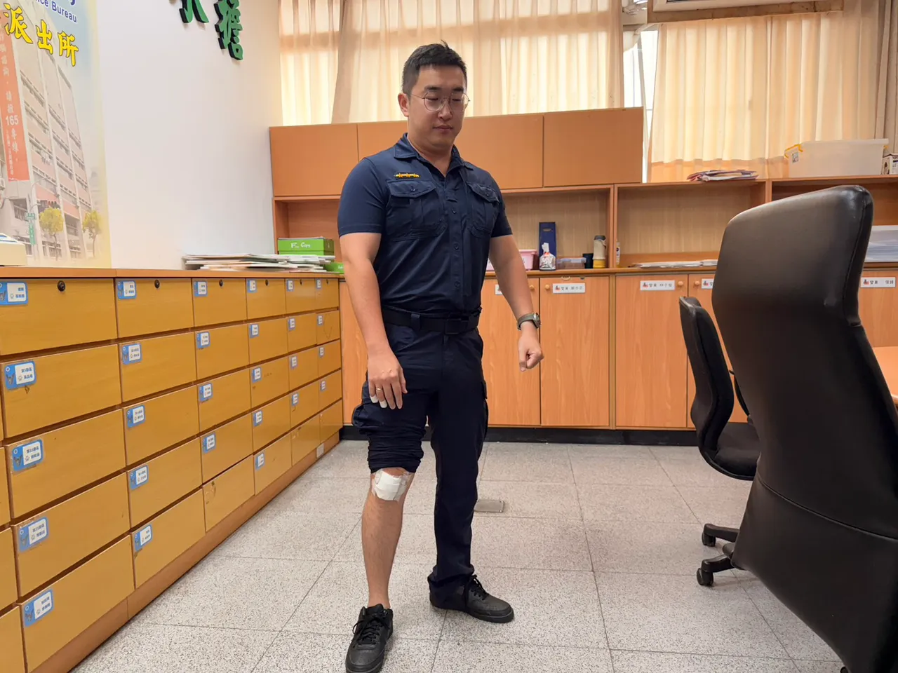 员警曾明耀逮捕嫌犯时手脚擦挫伤。翻摄画面