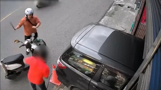 机车没拔钥匙被骑走！偷车贼挥舞螺丝起子拒捕　高雄勇警奋力压制受伤