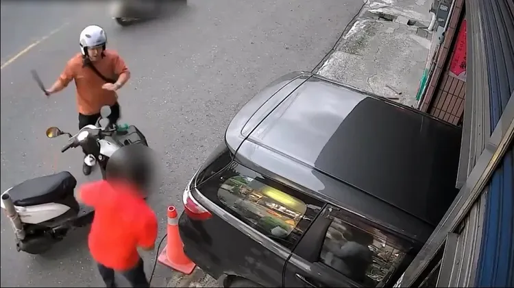 警方逮捕黄嫌时，黄拒不配合且作势攻击。翻摄画面