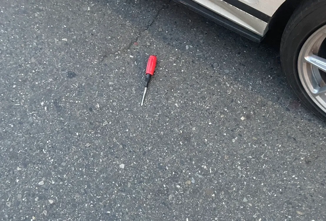 嫌犯以螺丝起子攻击警察。翻摄画面