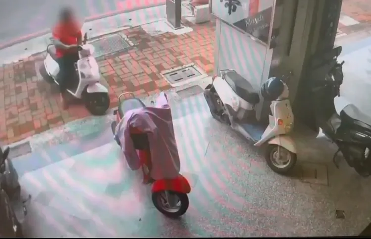 嫌犯見機車未拔鑰匙，立即騎走。翻攝畫面