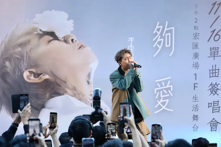 謝和弦夯曲齊發，全場跟著大合唱。莊宗達攝