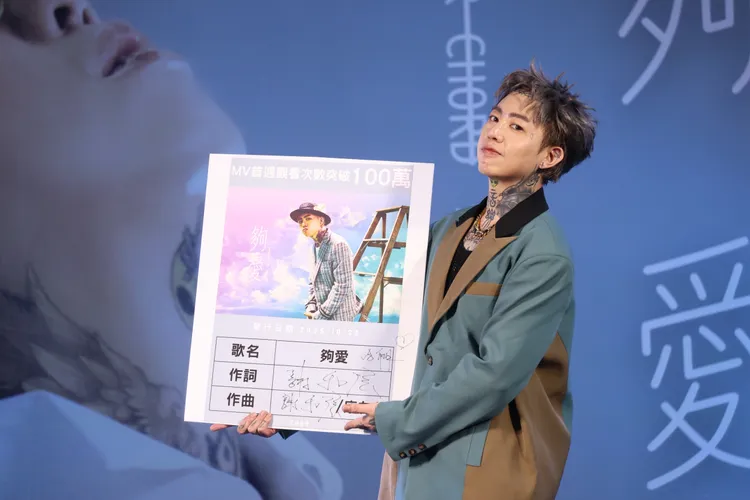 謝和弦為新歌《夠愛》親自簽下詞曲創作。莊宗達攝