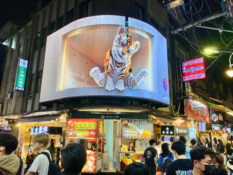国旅夜市人潮。图为士林夜市，庄伟祺摄