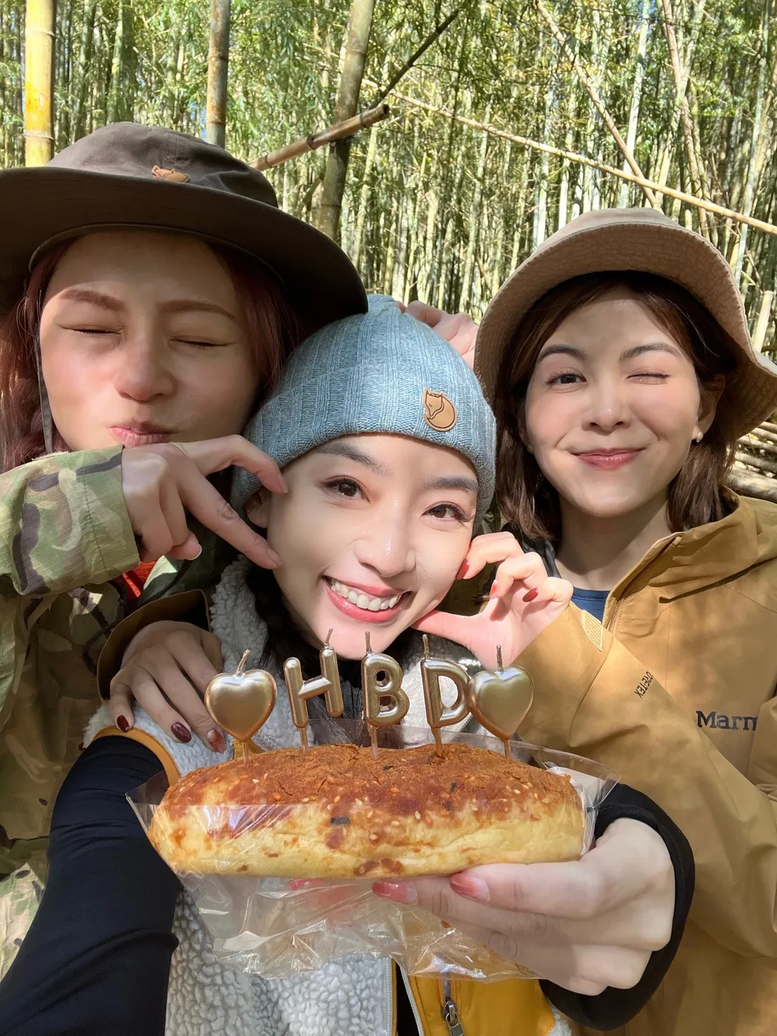 赖芊合（中）分享，林柏妤与好友Peggy曾开车载她去爬长寿山，用肉松面包插蜡烛替她庆生。民视提供