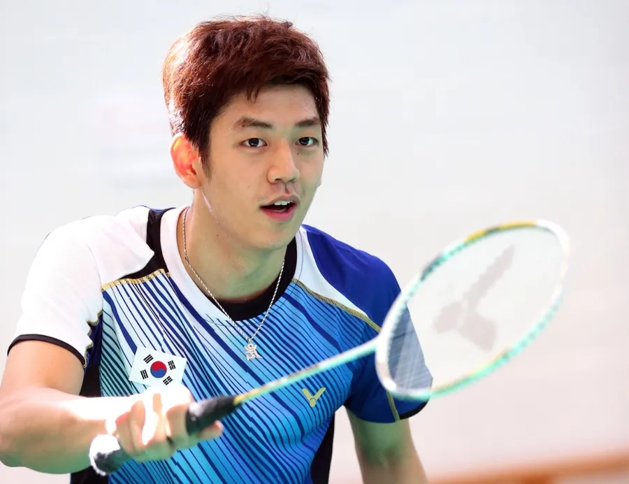 李龙大外型高大帅气，有「羽球男神」封号，引退后持续当选手身兼教练。翻摄naver