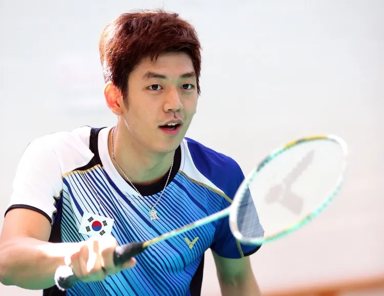 李龍大外型高大帥氣，有「羽球男神」封號，引退後持續當選手身兼教練。翻攝naver