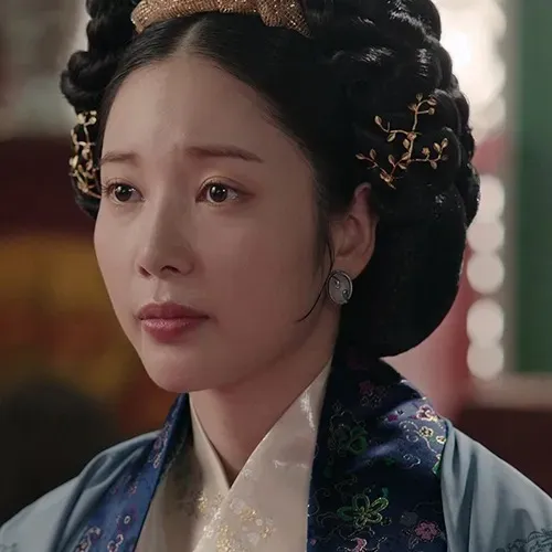 尹彩暻去年在《高丽契丹战争》 饰演元和王后。翻摄KBS