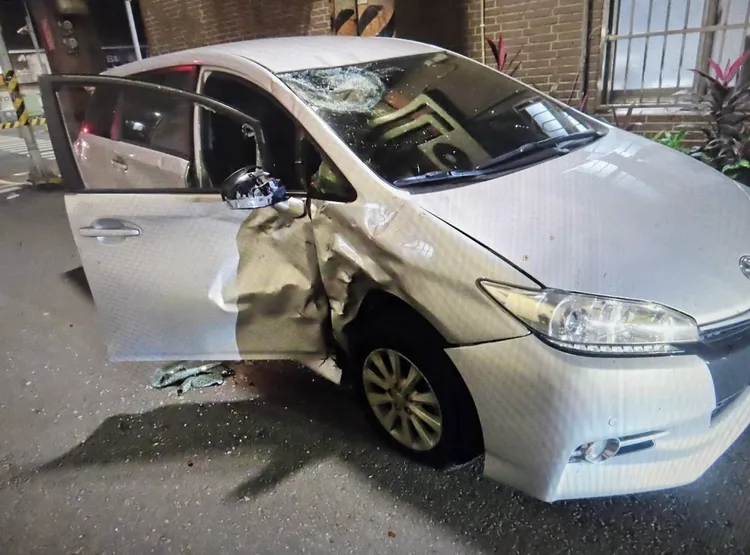 林男轎車右側車身凹陷、擋風玻璃破裂，他與女乘客都未受傷。翻攝照片