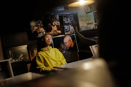 创作男歌手变发赴日拍摄成「偶像」　被小学生围观追星喊：错觉