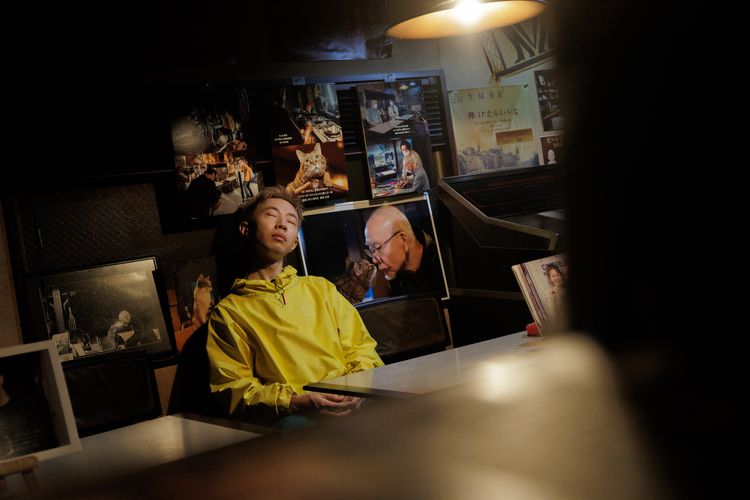 創作男歌手變髮赴日拍攝成「偶像」 被小學生圍觀追星喊:錯覺