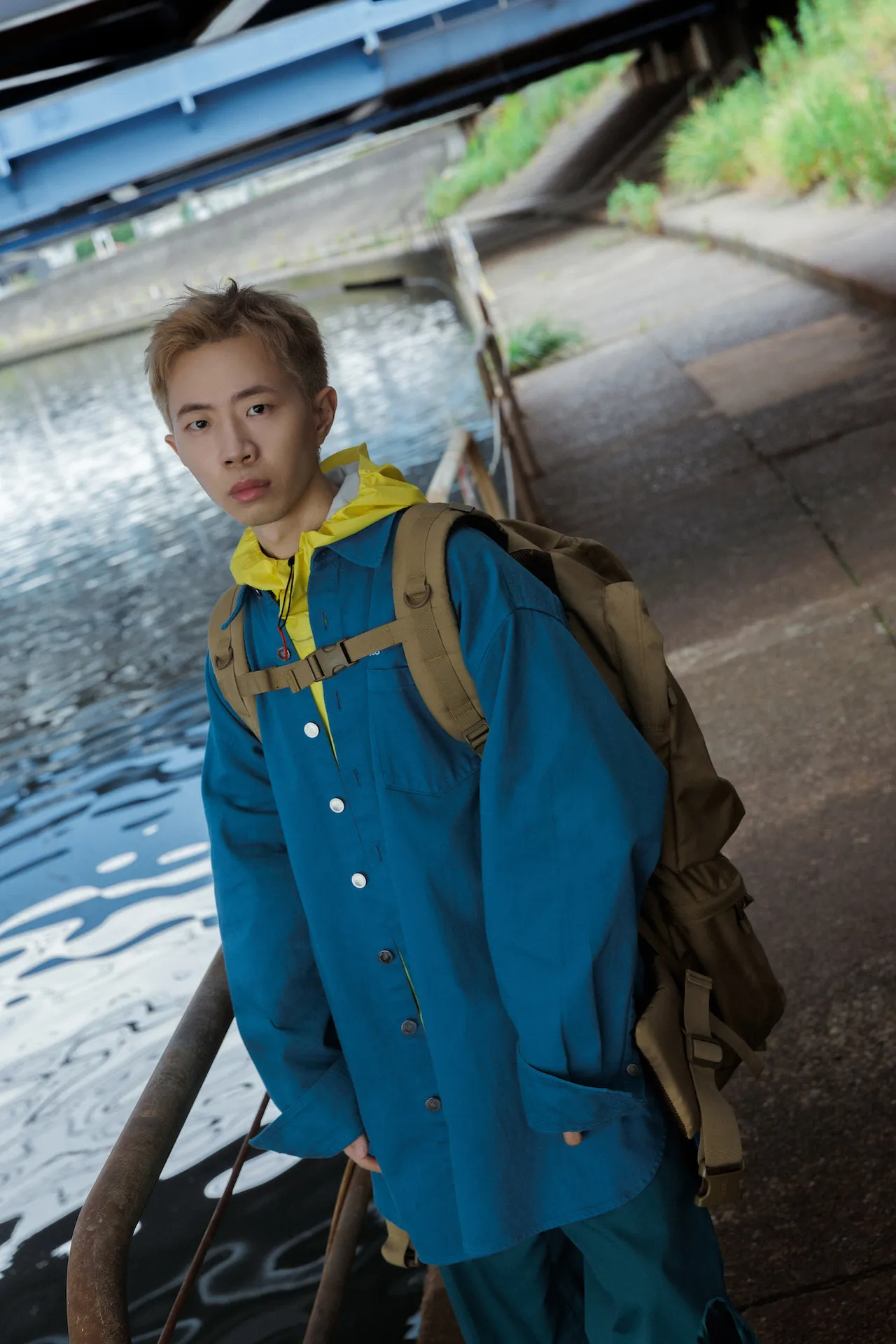 郑兴赴日本横滨拍摄MV，被小学生围观追星。好的秋工作室提供