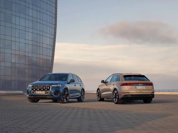2026年式Audi Q7與Q8豪華旗艦休旅車系，本次改款針對科技配備進行升級，包括抬頭顯示器（HUD）與動態全輪轉向系統列為全車系標準配備。業者提供
