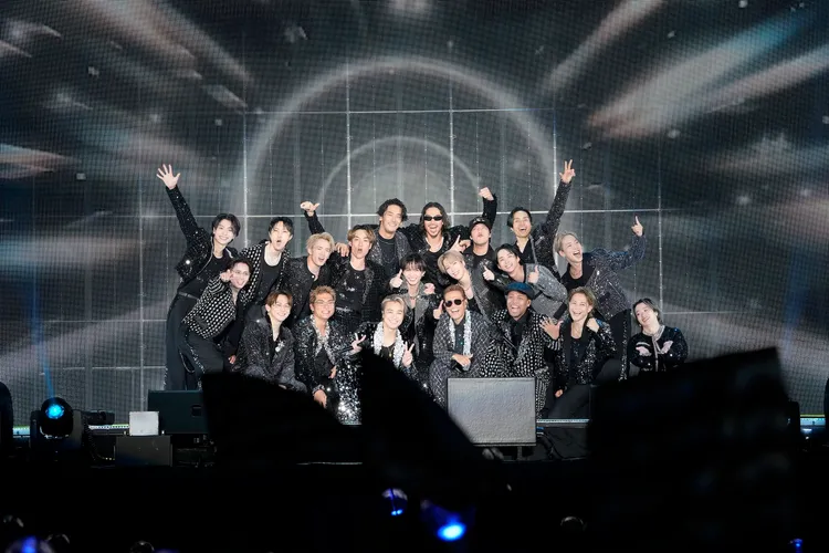 放浪兄弟时隔3年举行巨蛋巡演，主唱ATSUSHI（前排右四）归队，完整体复活。LDH爱梦悦提供