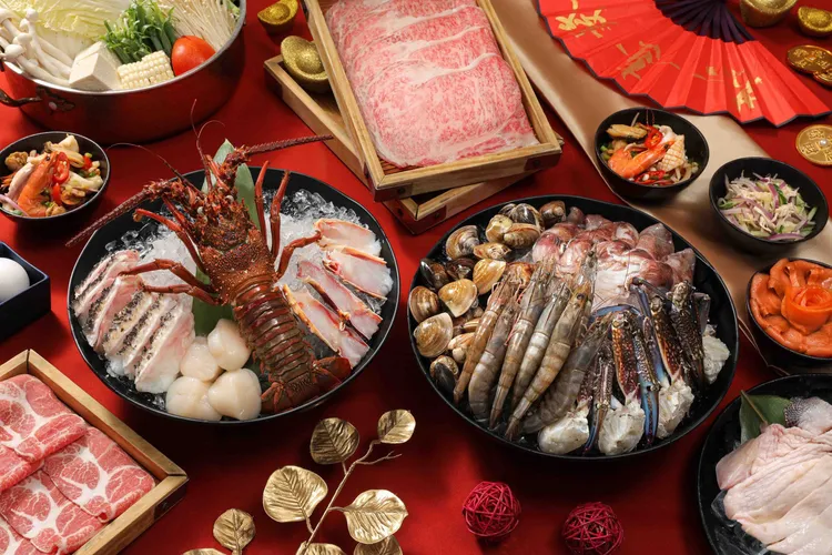 礁溪晶泉丰旅推春節一泊二食品嘗三燔礁溪豐盛龍蝦海陸鍋物，除夕至初二加碼日本A5和牛與鱈場蟹。晶泉丰旅提供