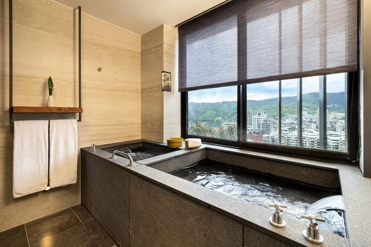 北投晶泉丰旅客房配有獨立雙湯池，旅客輕鬆享受白磺泉的極致體驗，舒心泡湯之餘，盡情欣賞大屯山或新北投市區的迷人風光。晶泉丰旅提供