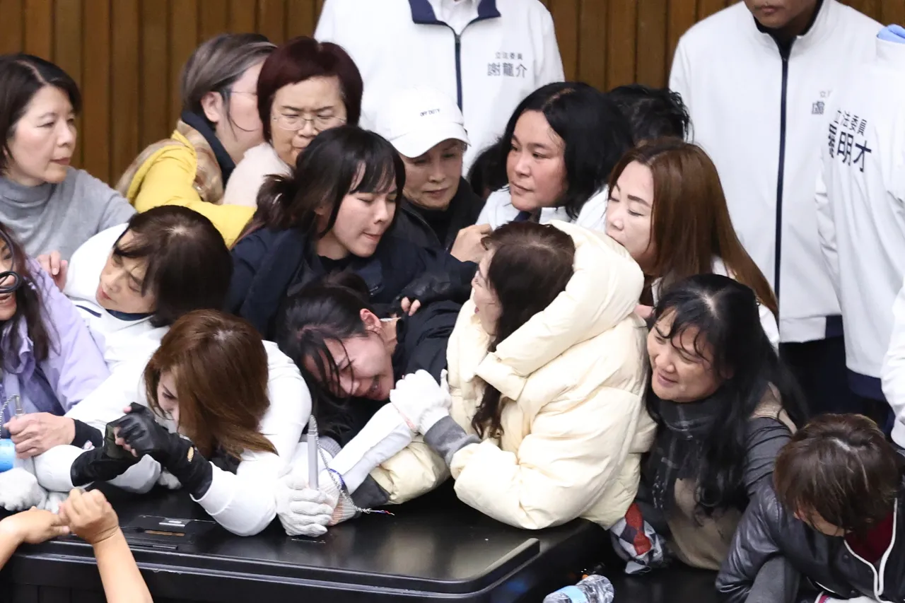 去年国民党立委陈玉珍与民进党立委黄捷等人，为抢占主席台打成一团。彭欣伟摄