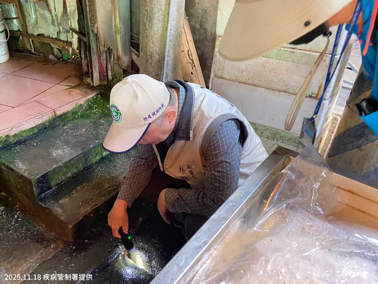 登革熱群聚燒進屏東，疾管署副署長林明誠南下盯場。疾管署提供