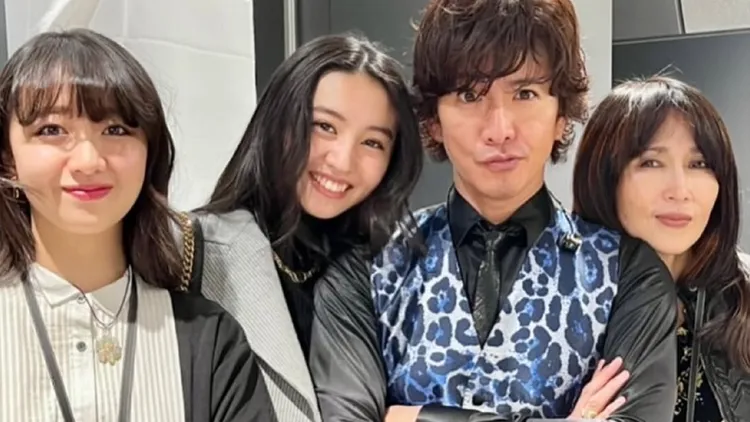 木村拓哉（右二）和工藤静香（右）育有心美（左）、光希两个爱女。翻摄Koki IG