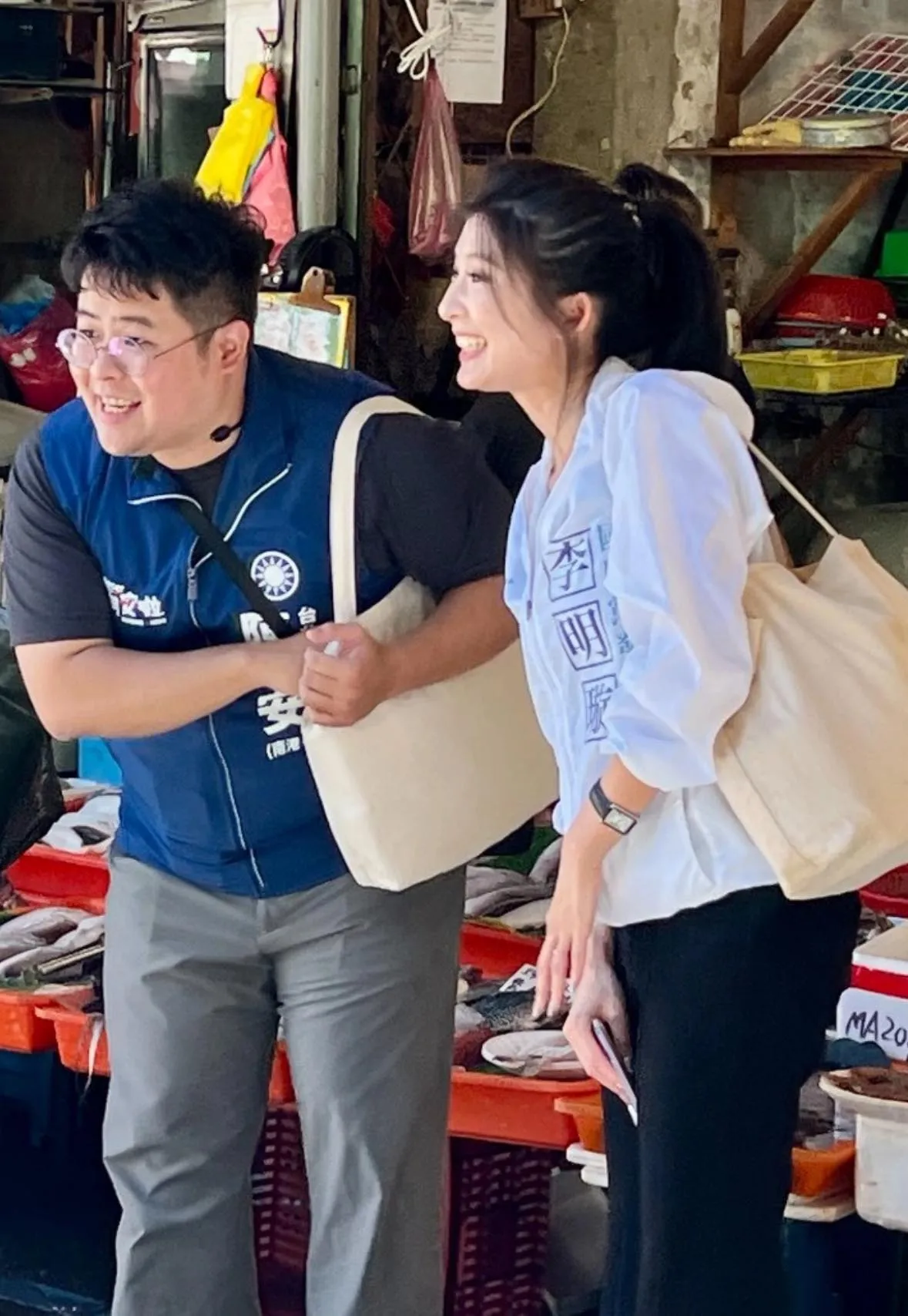 準備參選議員的國民黨新人陳冠安、李明璇一起掃街拜票。李明璇臉書