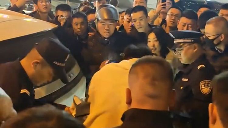 男賊偷手機被女失主暴打半小時　負傷龜縮車底撐到警察救援