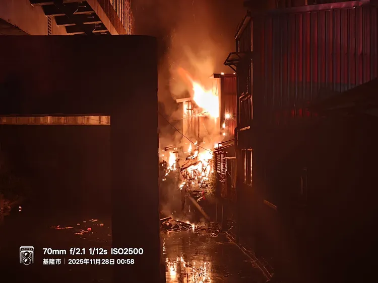 基隆一处民宅今天凌晨突然传出火警。翻摄照片