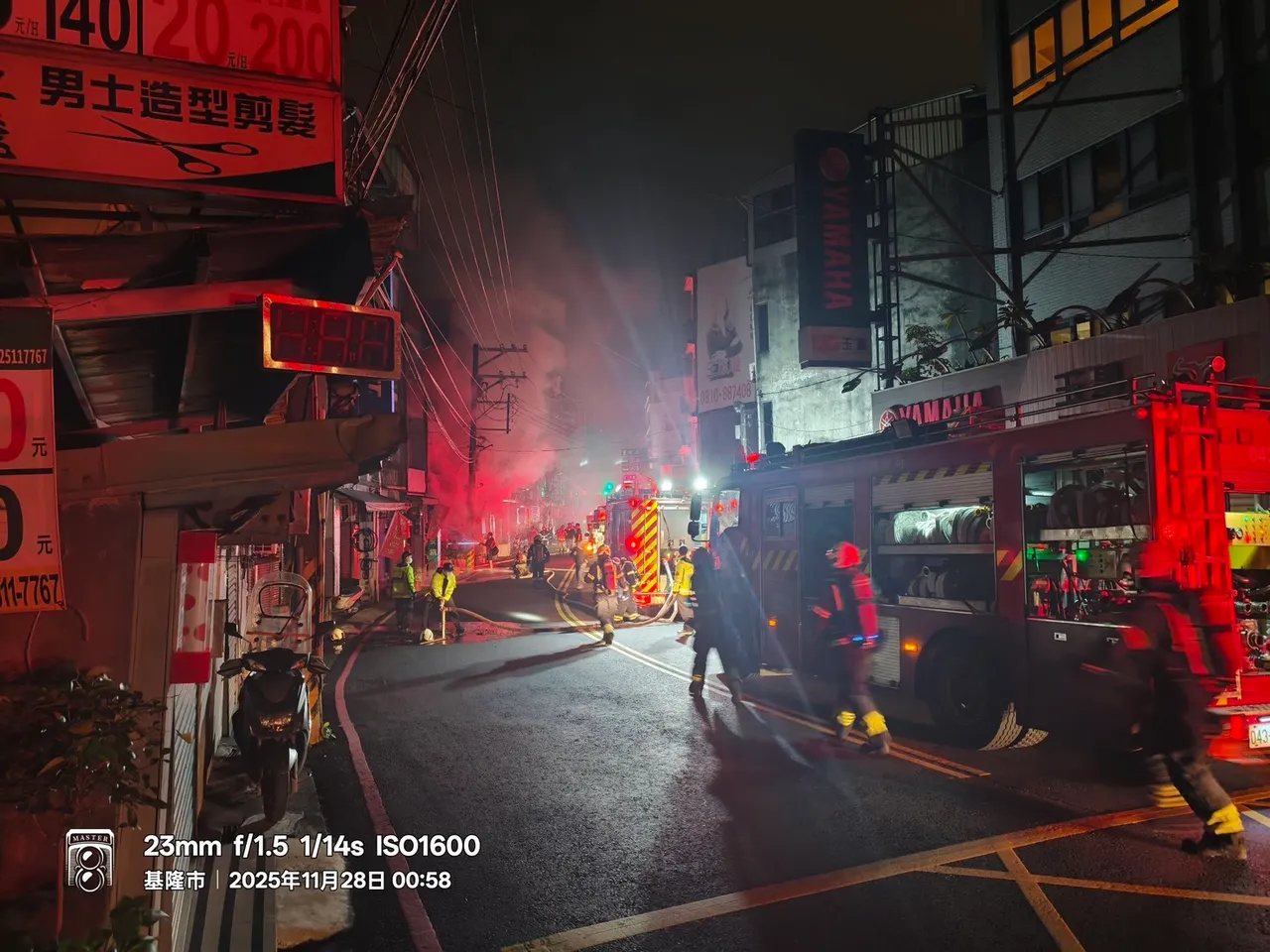 消防局接获报案后，立刻派出各式救灾车前往救援。翻摄照片