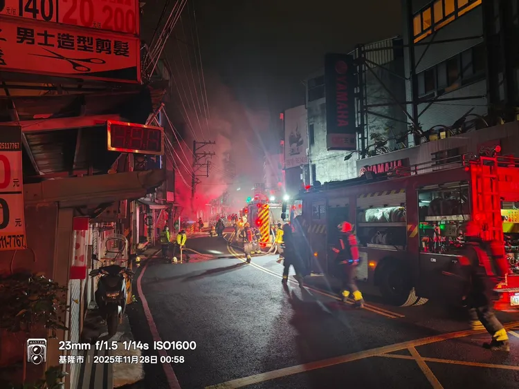 消防局接獲報案後，立刻派出各式救災車前往救援。翻攝照片