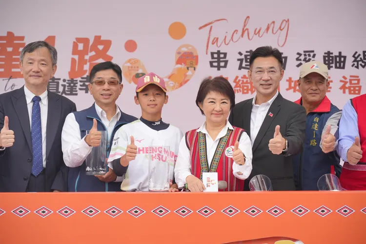 中華汽車錢經武副總、台中區監理所王英泰副所長、台中市長盧秀燕、立法院江啟臣副院長共同為自達一路通車典禮站台。業者提供