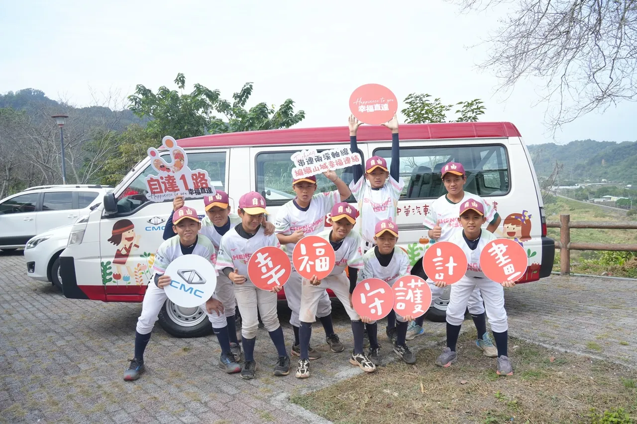 幸福守護計畫投入幸福巴士2.0運行提供自由國小、博屋瑪國小及和平國中等三所偏鄉學校孩童就學接駁服務。業者提供
