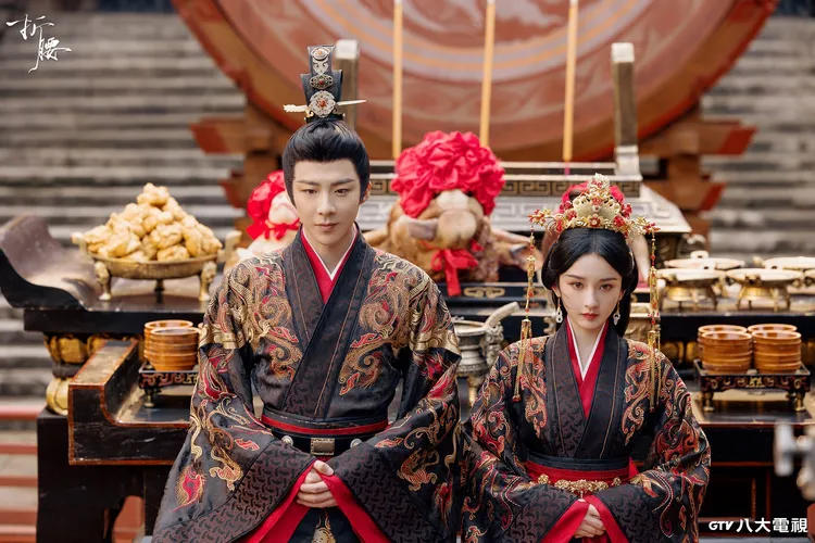 劉宇寧(左)和宋祖兒(右)拍攝《折腰》前就認識，因此拍戲無隔閡。八大提供