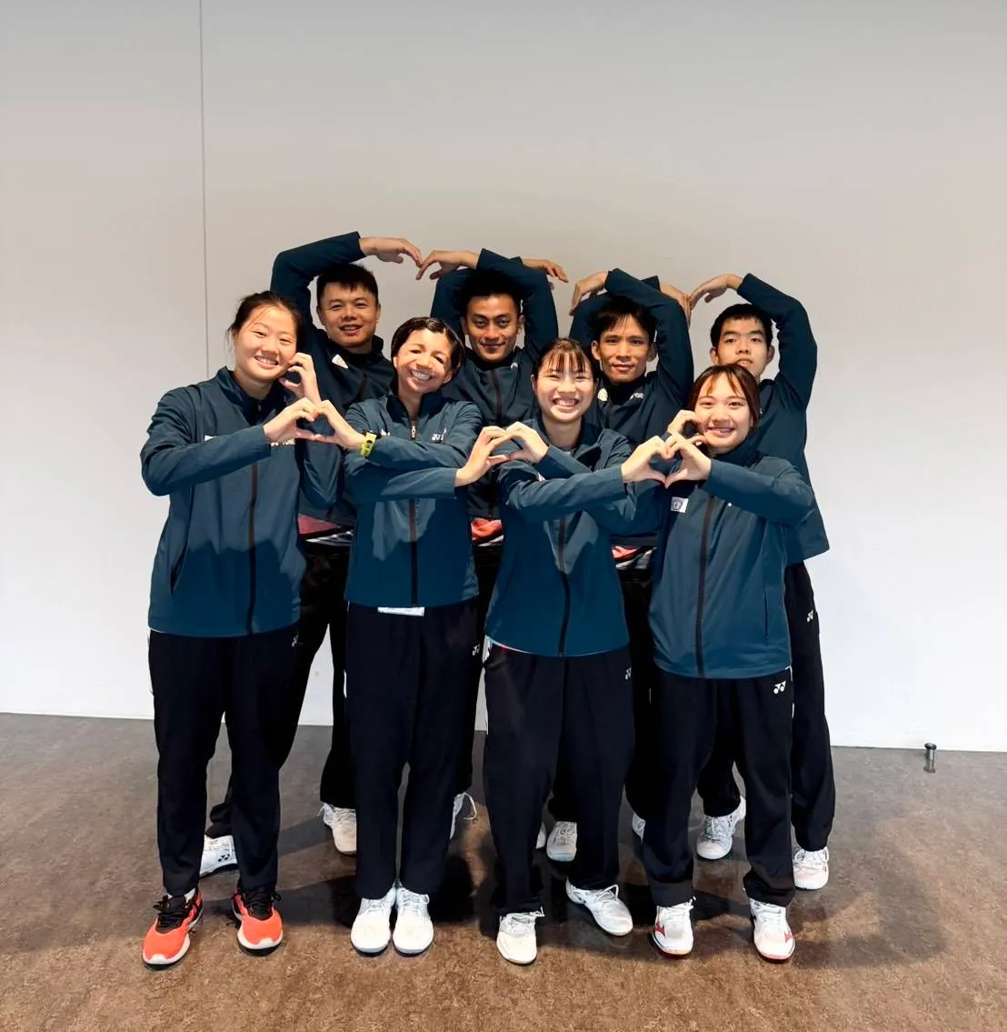 东京听奥羽球混合团体赛由陈忠羿郑成鼎鄞世荣刘浩恩（后排左至右）及沈彦汝范荣玉萧安宇江巧羽（前排左至右）联手搭档，为我国抢下铜牌。运动部提供