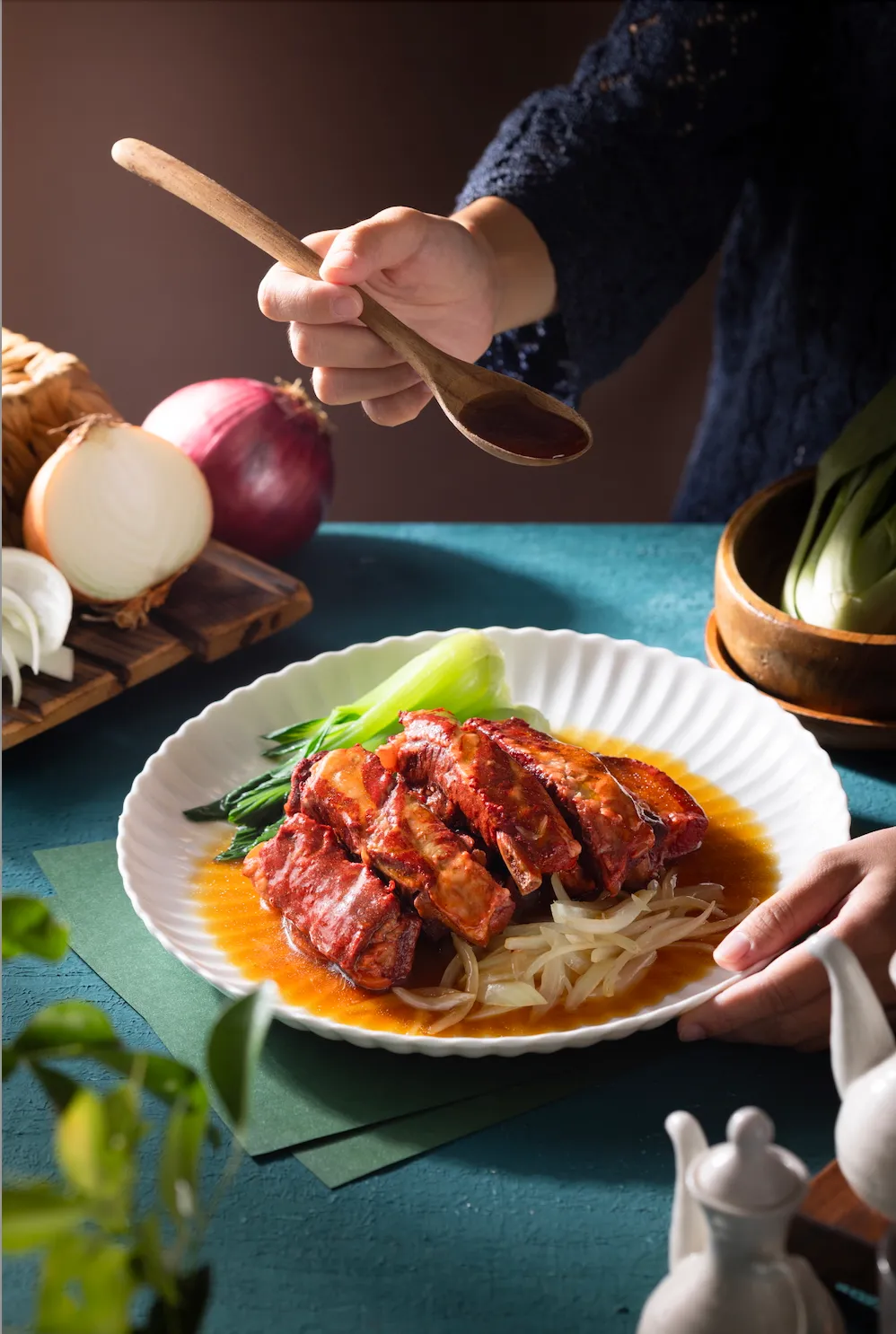 以特制卤汁浸渍12小时后炸卤双工序完成，软骨Q弹、咸香入味的「老卤洋葱酱烧肋排」，让人一尝再尝。图/品牌提供